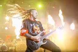 Гитарист FIVE FINGER DEATH PUNCH о безопасности на концертах