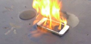 iPhone 5S против огня и молотка (видео)